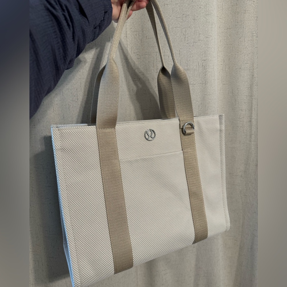 Like New Lululemon two tone tote. Used only once.